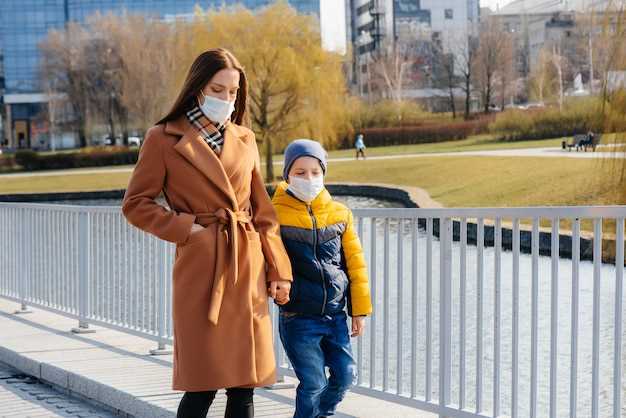 Какую одежду выбрать для прогулки с годовалым ребенком при низких температурах?