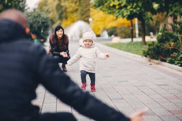 Укажите оптимальное время для прогулок с годовалым ребенком в условиях плохой экологии.